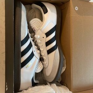 New in Box Adodas Samba Classic Men’s Size 8  Soccer